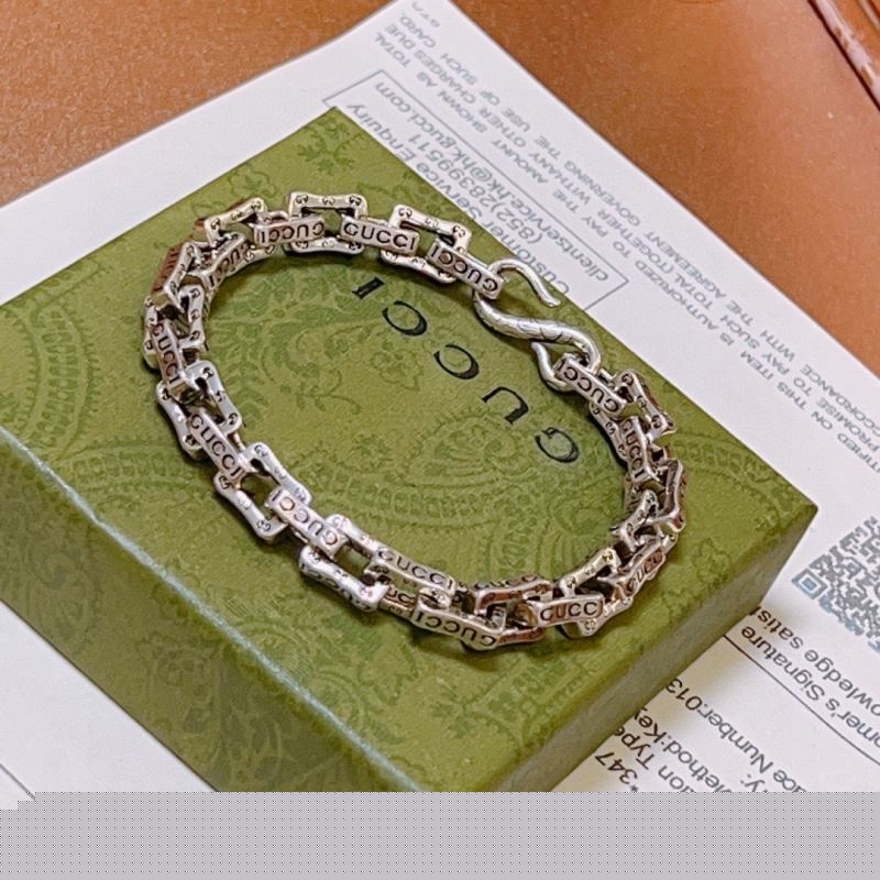 G*u*i bracelets